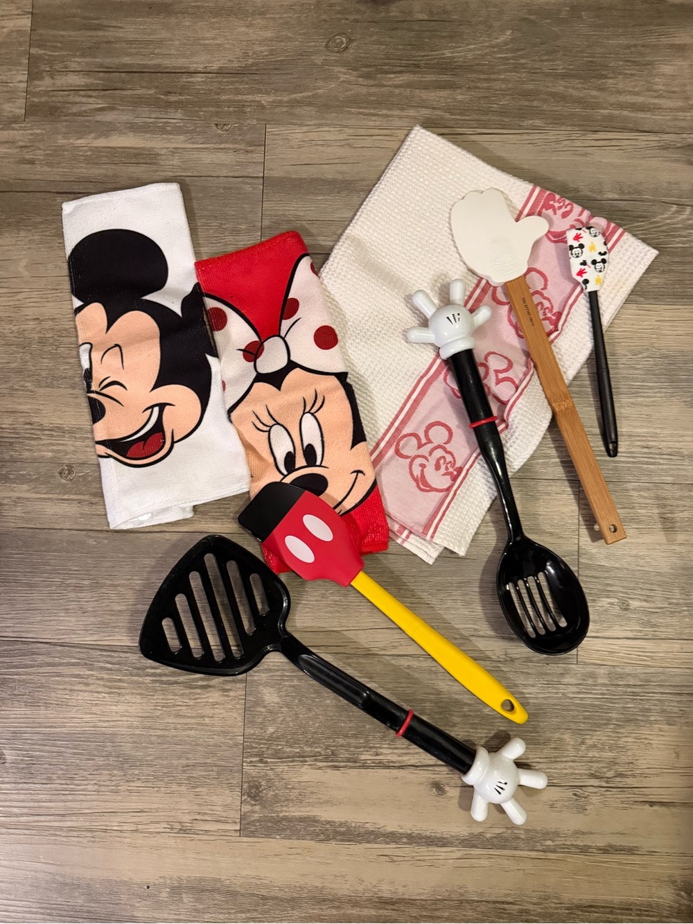 Disney Mickey & Minnie Kitchen Utensil Set - Red, Yellow, Black, White